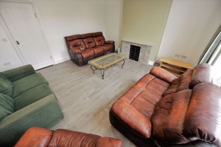 2 bedroom Flat in Brudenell Road, Leeds - Photo 5