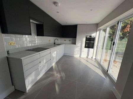 Wych Elms, Park Street, AL2 - Photo 2