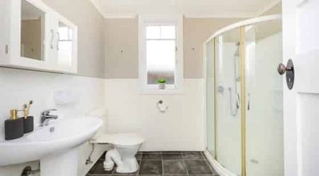 Charming 3BR Home in Takaro! - Photo 4