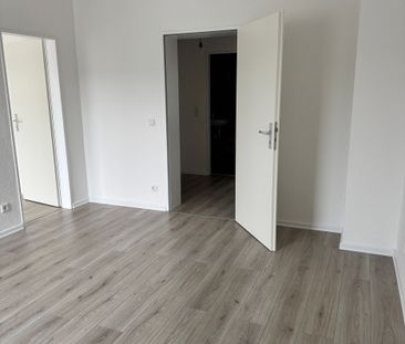 Renovierte und bezugsfertige 2-Zimmer-Wohnung mit neuer Einbauküche! - Photo 6