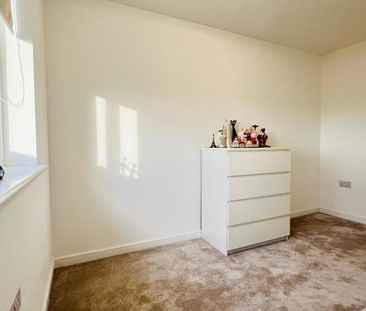 4 bedroom semi-detached house to rent - Photo 3