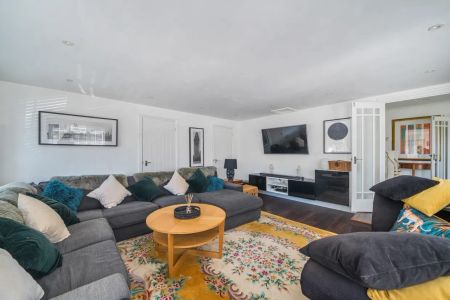 6 bedroom detached house to rent - Photo 5