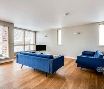 2 bedroom penthouse to rent - Photo 2