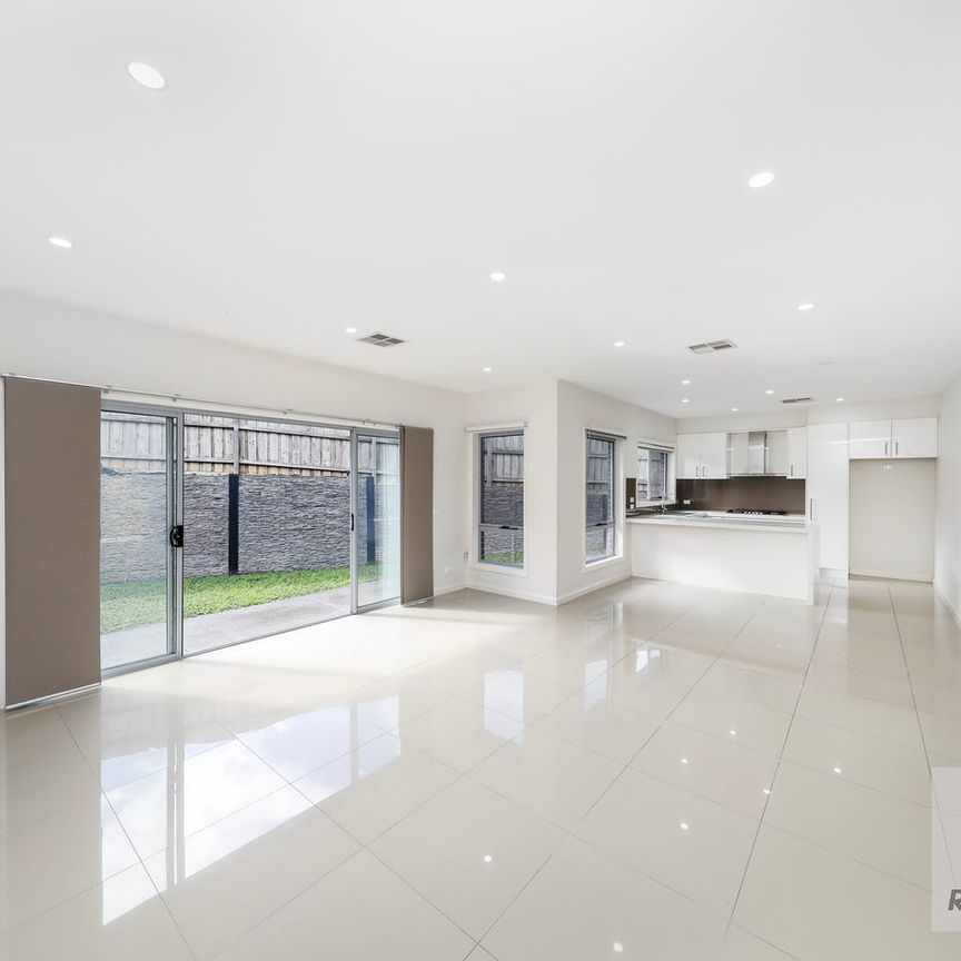 Modern four-bedroom townhouse in Cambridge Gardens! - Photo 1