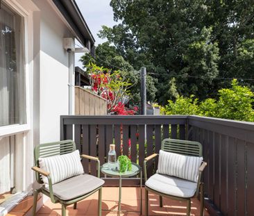 Park-front residence on dual-access block - Photo 2