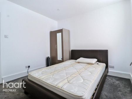 1 bedroom in a house share to rent - Photo 3