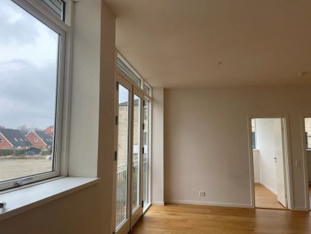 Lys og rummelig 3-værelses lejlighed på 1. sal - Photo 3