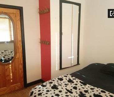 Double Bedroom for rent in 4-Bedroom House in Clontarf - Photo 4
