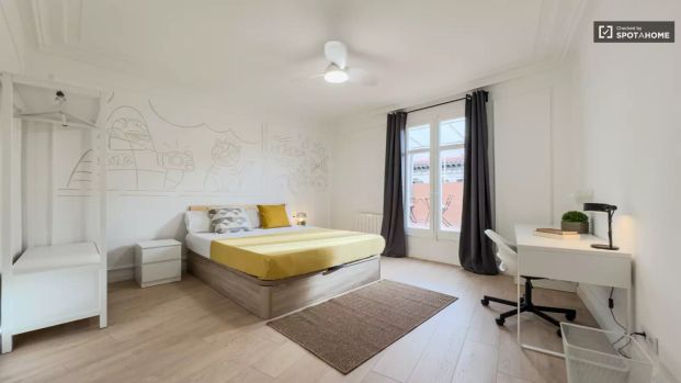 Room in a shared 8-bedroom apartment for rent in Sant Pere Santa Caterina i la Ribera, professionals only - Photo 1