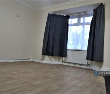 4 bedroom end of terrace house to rent - Photo 1