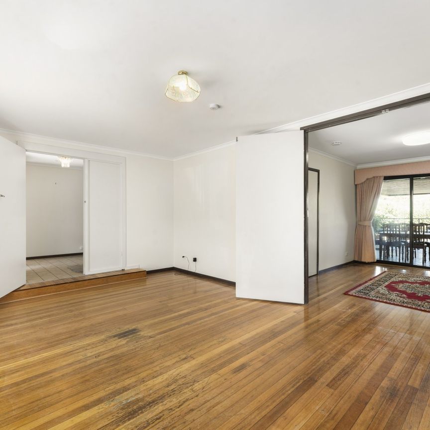 Spacious 6-Bedroom Family Home in Studley Park Estate - Photo 1
