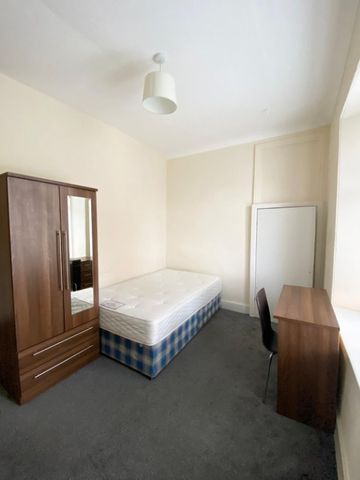 3 bedroom apartment to rent - Photo 4