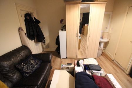 Hanger Lane, Ealing, London - Photo 2