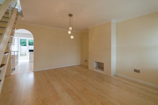 Hollows Close - Photo 1