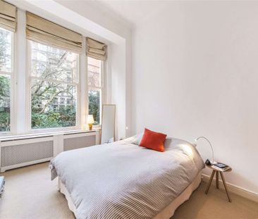 A fantastic two bedroom flat on the ground floor of this well maintained building benefiting from high ceilings and an abundance of natural light. - Photo 1