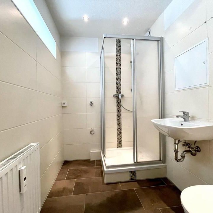 Großzügig geschnittene 2-Raum-Wohnung mit Einbauküche - Foto 1