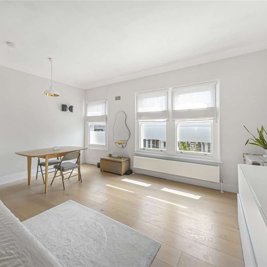 A modern and bright two double bedroom triplex apartment in Maida Vale. - Photo 1