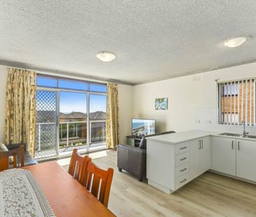 2 Bedroom unit in the heart of The Entrance - Photo 2