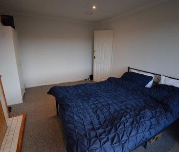 4 bedroom semi-detached bungalow to rent - Photo 3