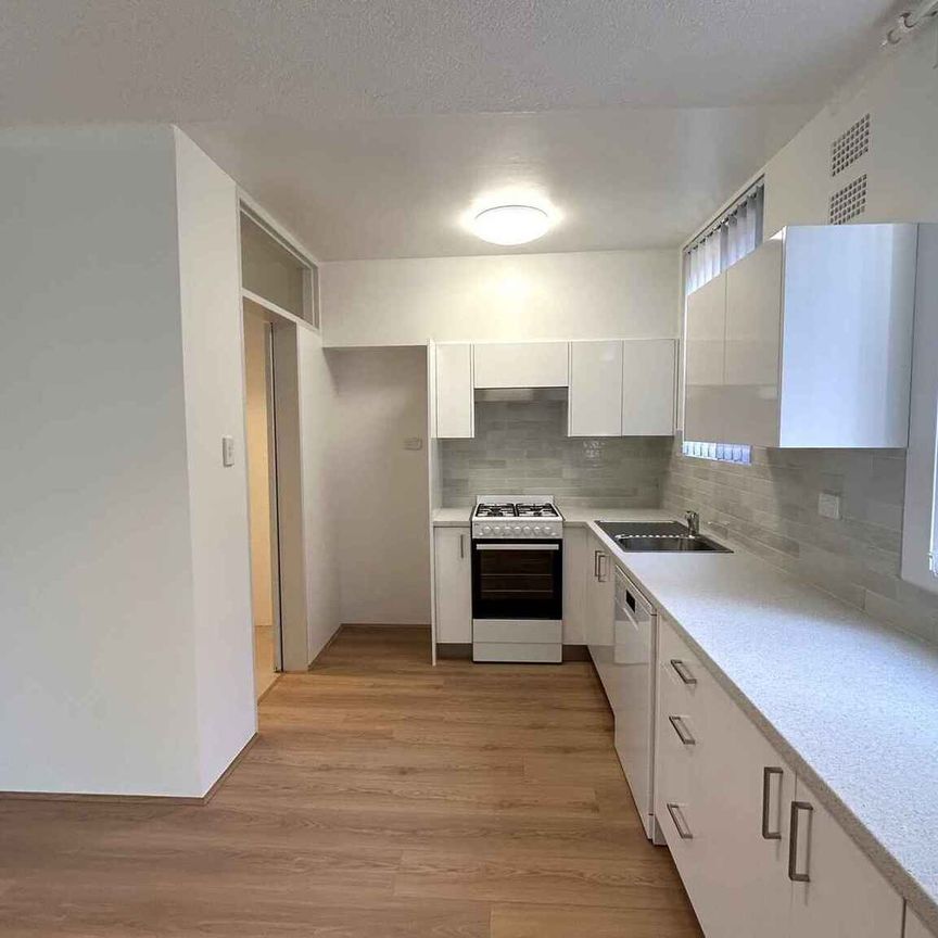 Renovated 2 bedroom unit in prime location! - Photo 1