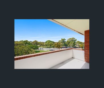 Sun filled, 2 bedroom unit in a quick block of 6 - Photo 5
