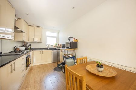 3 bedroom flat to rent - Photo 4