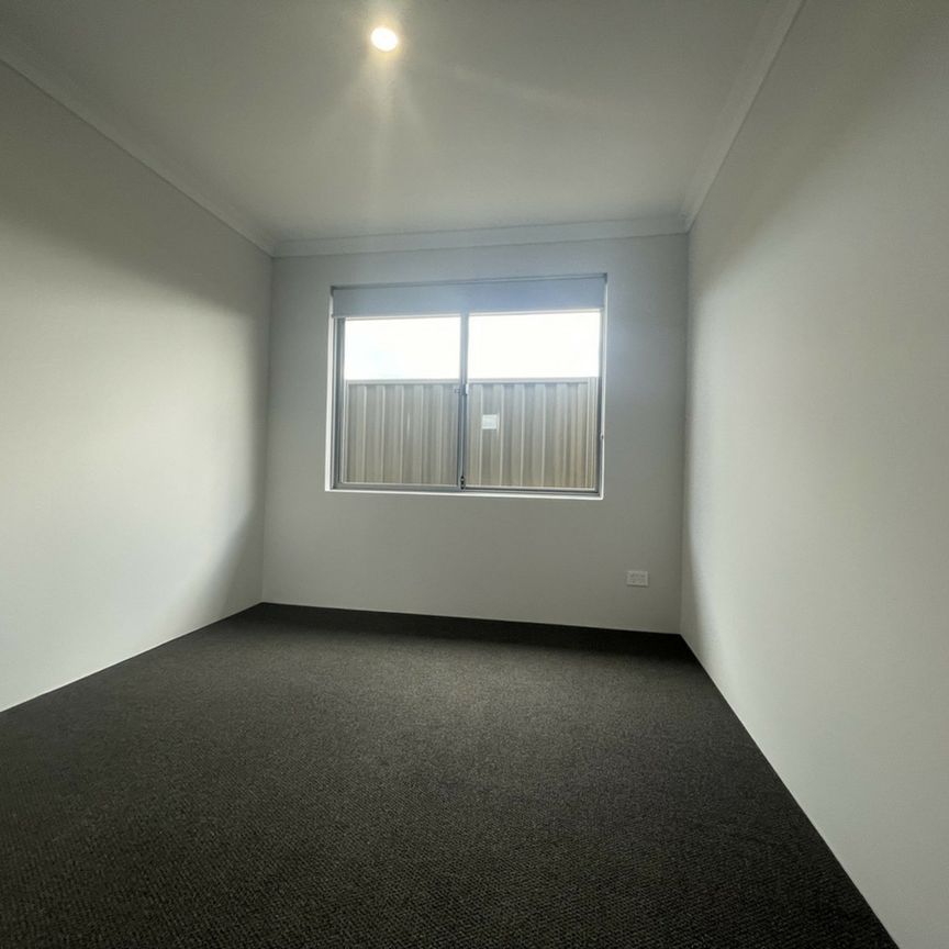 Three Bedroom Dual Living Property! - Photo 1