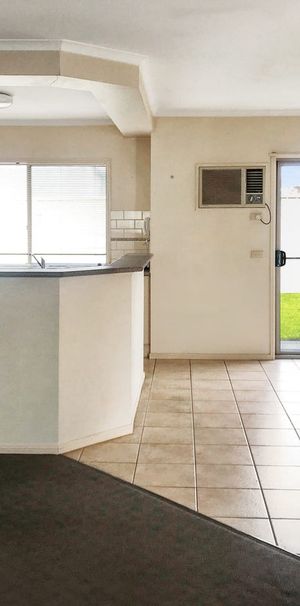 Bright, Open and Central Townhouse! - Photo 2