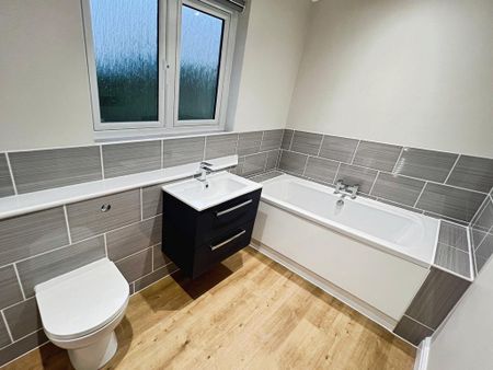 4 bedroom detached house to rent - Photo 4