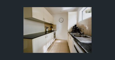 Spacious villa-like home in quiet block - Photo 5