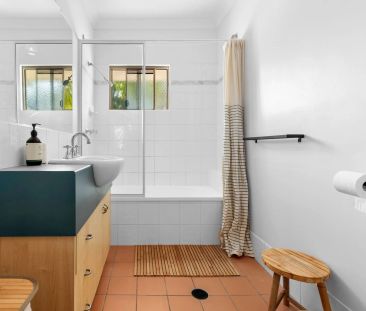 Charming 2-bedroom furnished townhouse, a leisurely stroll to the b... - Photo 3