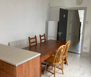 Large First Floor Double – Cromwell Street - Photo 2