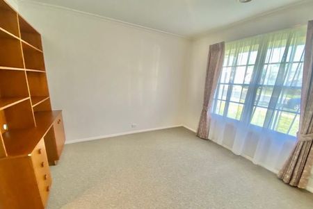 CHARMING FAMILY HOME IN SOUGHT-AFTER ASHWOOD - Photo 2