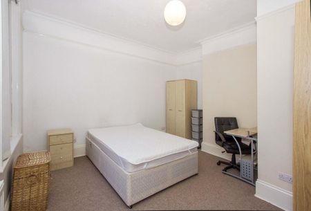 3 bedroom flat to rent - Photo 3
