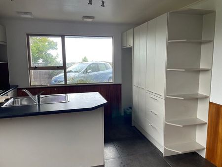 Warm Sunny 2 bedroom flat Karori - Photo 3