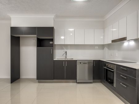 THREE BEDROOM GEM WITH COURTYARD IN A GREAT LOCATION - Photo 3
