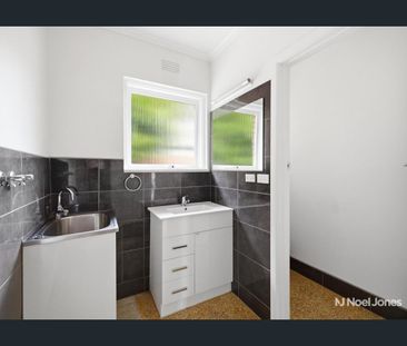 Bright, Low-Maintenance Living in a Central Ringwood Location - Photo 3