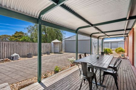 8 Freesia Court, Whittington - Photo 3