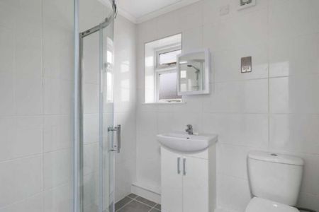 4 bedroom flat to rent - Photo 4
