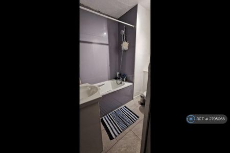 1 bedroom in a flat share to rent - Photo 5