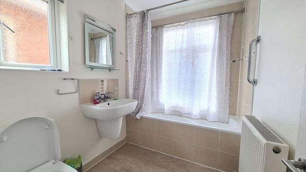 Taunton Avenue, Hounslow, TW3 - Photo 1