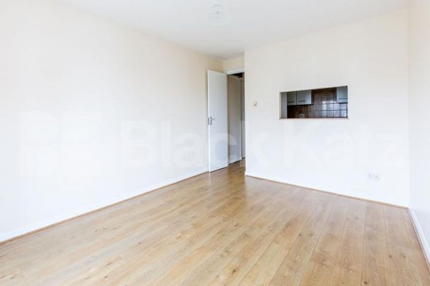 Large reception, 2 double bedroom rooms on a quiet residential street - Photo 1