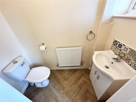 3 bedroom detached house to rent - Photo 2