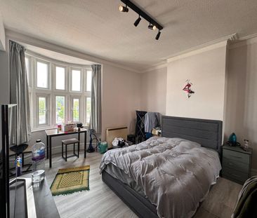 Studio Flat, High Street, W3 - Photo 1