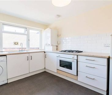 3 Bedroom, 1 bath, 1 reception Flat - Photo 4