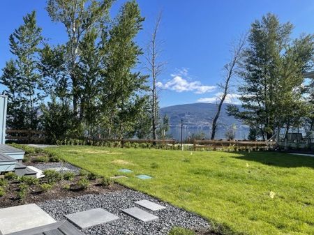 Lake Front Fully Furnished 3 Bedroom Home in Summerland - Photo 2