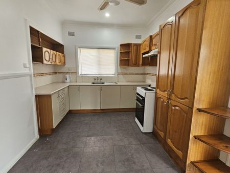 4 Bruce Street, TAMWORTH NSW 2340 - Photo 5