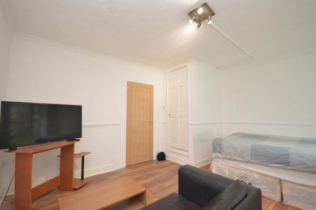 1 bedroom in a flat share to rent - Photo 3