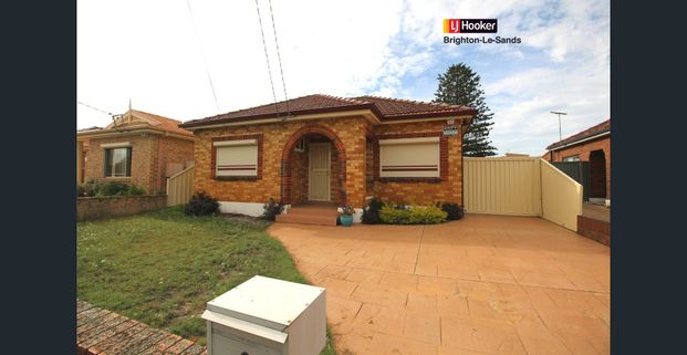 GRENOVATED THREE BEDROOM FAMILY HOME WITH LARGE YARD! - Photo 1