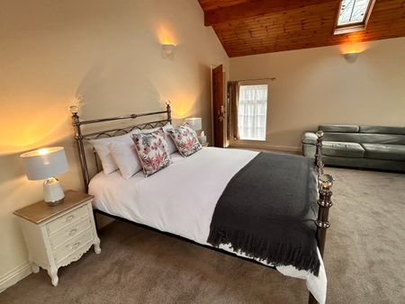 4 Bed Detached House, Sagars Road, SK9 - Photo 3